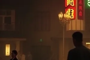北纬线的信封面画面，信封与邮戳摆放在木桌上