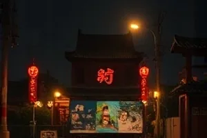 子夜航线封面画面，夜航货轮与甲板上的灯光