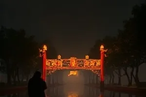 拾光者手记封面画面，旧木桌上摊开的笔记本与台灯